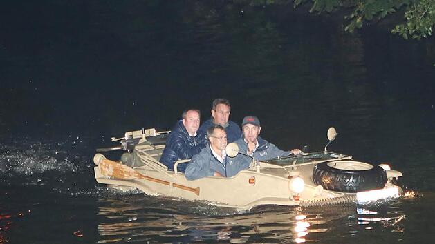 Sorgte am Donnerstagabend f&uuml;r Aufsehen: Amphibienfahrzeug auf der Regnitz Foto: RiegerPress