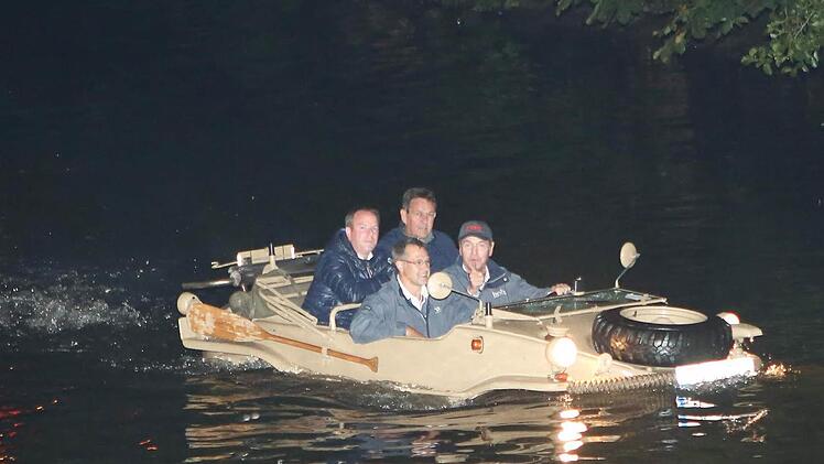 Sorgte am Donnerstagabend für Aufsehen: Amphibienfahrzeug auf der Regnitz Foto: RiegerPress