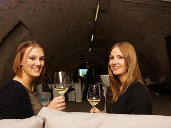 Die beiden Weinprinzessinnen aus dem Landkreis Schweinfurt, Silena Werner (Stammheim) und Sophia Krauß (Zeilitzheim), besuchen die Weinprobe des Hammelburger Winzerkellers. Foto: Arkadius Guzy