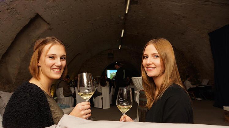 Die beiden Weinprinzessinnen aus dem Landkreis Schweinfurt, Silena Werner (Stammheim) und Sophia Krauß (Zeilitzheim), besuchen die Weinprobe des Hammelburger Winzerkellers. Foto: Arkadius Guzy