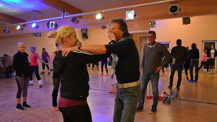 Kathrin Limmer lässt sich von Rainer Scheckenbach zeigen, wie man einen Angreifer abwehrt. Foto: Larissa Händel