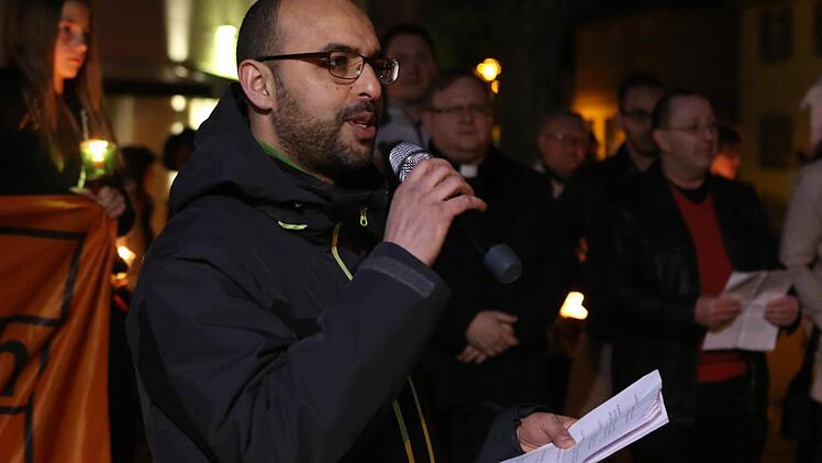 Lichterkette in Adelsdorf gegen Krieg und Gewalt. Foto: Barbara Herbst