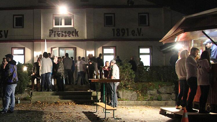 Auch vor dem Schützenheim war die Hölle los: Technofans lieben Bratwürste. Foto: Sonny Adam