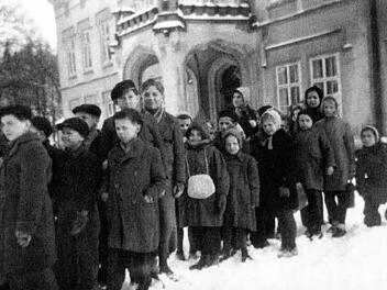 "Pitter-Kinder": tschechische, deutsche und jüdische Mädchen und Buben vor dem Schloss Kamenitz, das zum Kinderheim wurde.