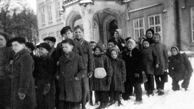 "Pitter-Kinder": tschechische, deutsche und jüdische Mädchen und Buben vor dem Schloss Kamenitz, das zum Kinderheim wurde.