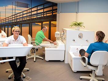 Ein großer Raum ist für Arm- und Fußbäder vorgesehen, mit einer "Urlaubslandschaft" an den Wänden.  Fotos: Peter Rauch