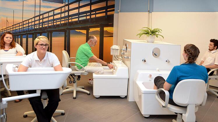 Ein großer Raum ist für Arm- und Fußbäder vorgesehen, mit einer "Urlaubslandschaft" an den Wänden.  Fotos: Peter Rauch