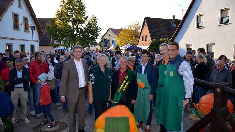 Wolfgang Schlund, der Altendorfer Kürbiskönig 2017, umrahmt von Bürgermeister, Zweiter Bürgermeisterin und  Gemeinderäten