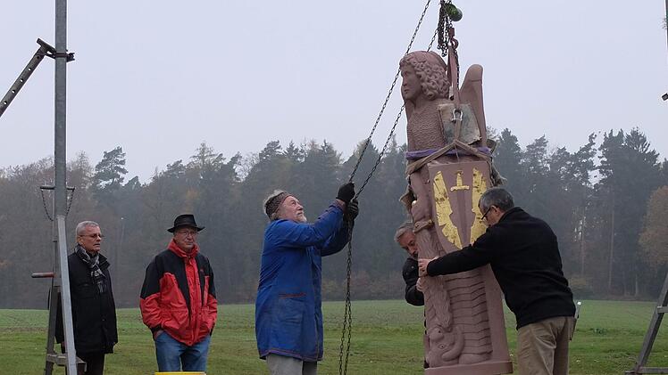 Mit einem Kran wird die Figur bei der Kapelle in Frankenbrunn aufgestellt. Foto:Björn Hein