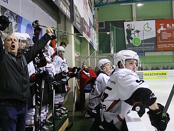 Toooor! ESC-Sportvorstand Andreas Kurz (links) hofft natürlich, dass er beim Derby der Haßfurter "Hawks" gegen die Schweinfurter "Mighty Dogs" genauso jubeln kann wie vor einer Woche beim Sieg in Bad Kissingen - vor allem nach dem Schlusspfiff.