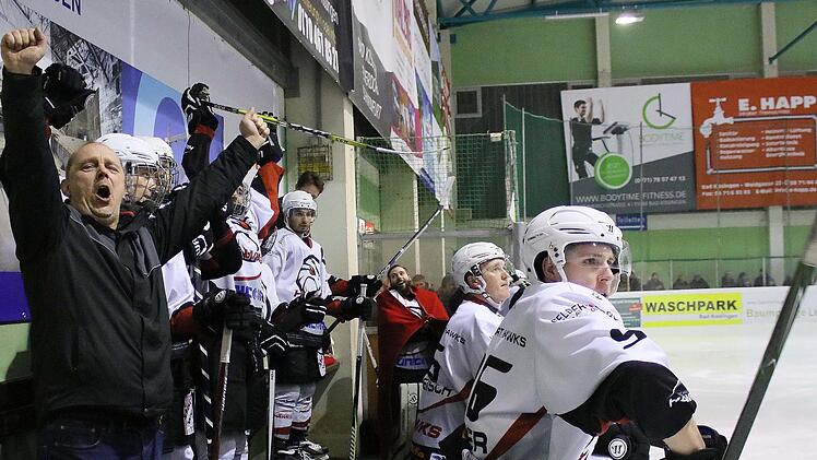 Toooor! ESC-Sportvorstand Andreas Kurz (links) hofft natürlich, dass er beim Derby der Haßfurter "Hawks" gegen die Schweinfurter "Mighty Dogs" genauso jubeln kann wie vor einer Woche beim Sieg in Bad Kissingen - vor allem nach dem Schlusspfiff.