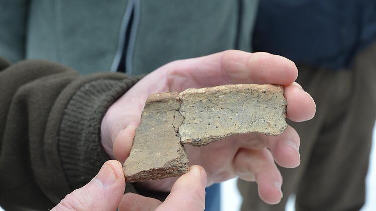 Eine Tonscherbe beweist, wie früh schon Menschen auf dem Muppberg Spuren hinterlassen haben.