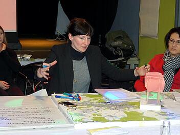 Christiane Kornhaß vom "Büro für urbane Projekte" betreute den Thementisch "Wohnen und Siedlungsentwicklung" und sammelte die Ideen der Bürger.   Foto: Richard Sänger