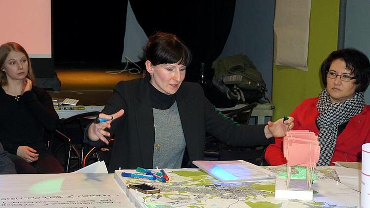 Christiane Kornhaß vom "Büro für urbane Projekte" betreute den Thementisch "Wohnen und Siedlungsentwicklung" und sammelte die Ideen der Bürger.   Foto: Richard Sänger