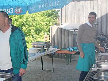 Als CSU-Ortsvorsitzender stand MdB Stefan M&uuml;ller (rechts) auch mal am Grill, links Reinhard Schmitt. Foto: Richard S&auml;nger