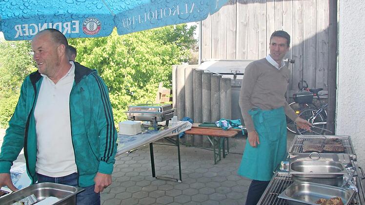 Als CSU-Ortsvorsitzender stand MdB Stefan M&uuml;ller (rechts) auch mal am Grill, links Reinhard Schmitt. Foto: Richard S&auml;nger