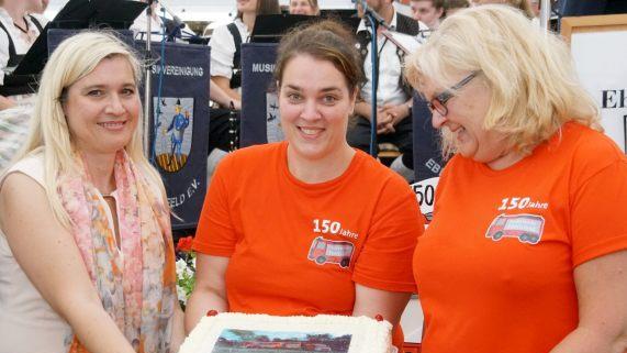 Sich sehen lassen konnte die von Lisa Storath gebackene Festtorte mit dem Emblem von Fahrzeugen der Ebensfelder Wehr, hier pr&auml;sentiert zusammen mit Staatsministerin Melanie Huml (links).Mario Deller