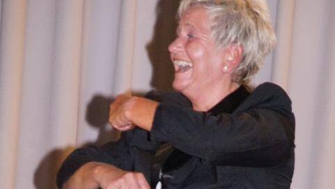 Energie und Tanzleidenschaft verk&ouml;rperte "Reiseleiterin" Grit Bittner, die erfolgreich das Publikum zum Mitmachen animierte.Mario Deller