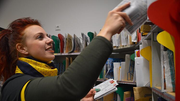 Vor jeder Fahrt heißt es für Nadine Müller Briefe sortieren. Foto: Ronald Heck