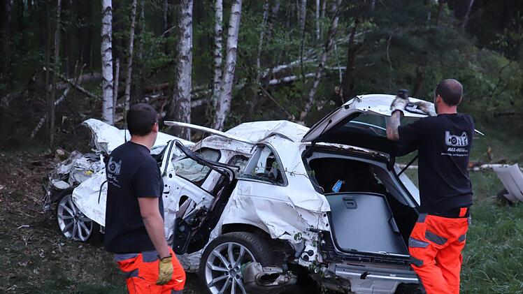 Polizei bestraft vier Gaffer nach tödlichem Unfall auf A6. Ein Audi-Fahrer war am Mittwochnachmittag mit seinem Auto verunglückt und verlor sein Leben. Foto: NEWS5 / Fechner