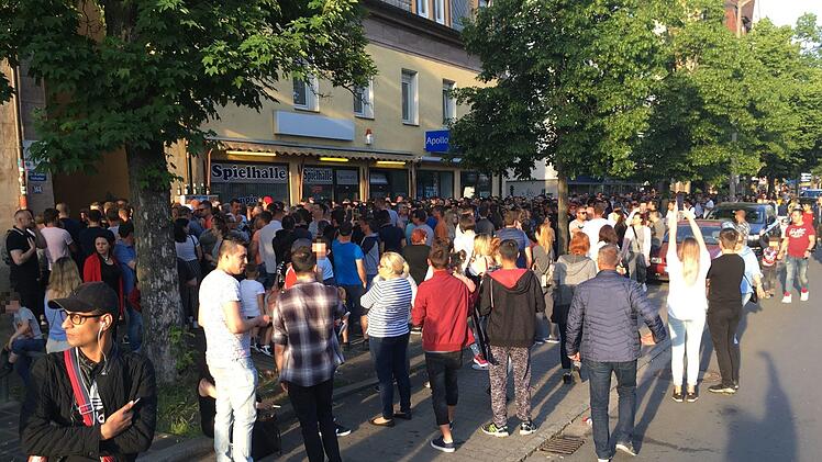 Eine große Menschenmasse drängt sich am Sonntagabend vor einem Wahllokal in der Fürther Straße in Nürnberg. Der Grund: Hunderte Rumänen wollen bei der Europawahl 2019 abstimmen. Foto: NEWS5 / Friedrich