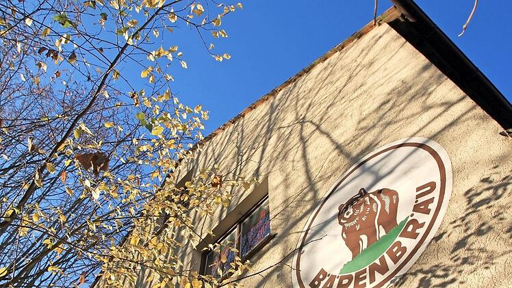 An einem der einstigen Brauereigebäude ist noch das Firmenlogo der "Bären-Bräu" zu sehen.