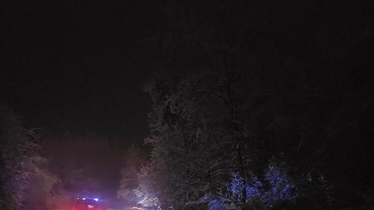Schneemassen st&uuml;rzen B&auml;ume - Feuerwehr hat alle H&auml;nde voll zu tun