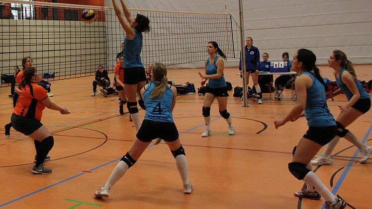 Die Eggolsheimerinnen (blaue Trikots) punkten im Spiel gegen Reitsch.