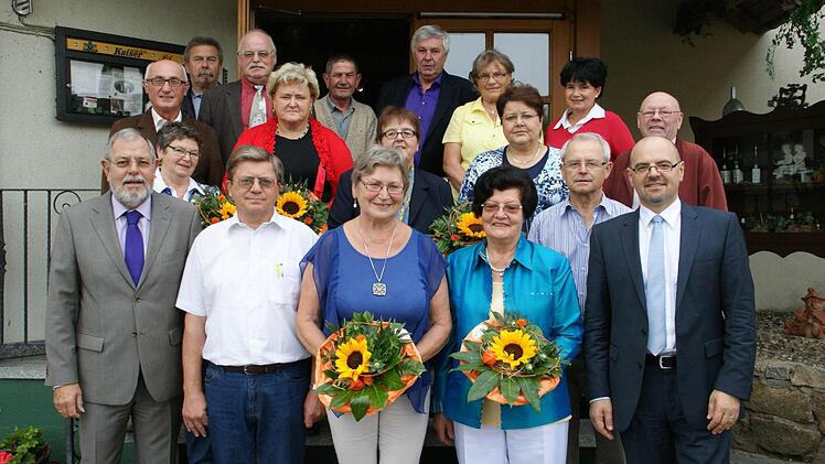 VdK Haßberge wurde die neue Kreisvorstandschaft gewählt. Unser Bild zeigt den gesamten erweiterten Vorstand mit der neuen Vorsitzenden Maria Watzka (vorne Mitte), flankiert von ihren Stellvertretern Elfriede Kerker (rechts) und Winfried Golonka (links) sowie dem stellvertretenden Landesgeschäftsführer Herbert Lochbrunner (rechts) und dem stellvertretenden Bezirksgeschäftsführer Peter Martin (links). Foto: Sabine Weinbeer