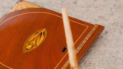 Ein bisschen frischer Lack und schon sehen alte Holzmöbel wieder aus wie neu.  Foto: Kai Remmers