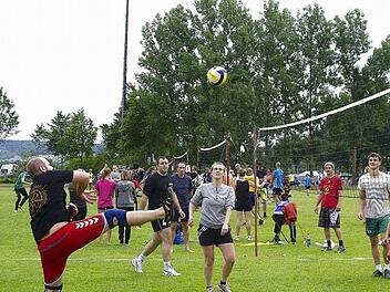 Akrobatische Einlagen gab es beim Volleyball-Freiluft-Turnier des Öfteren zu sehen.  Fotos: Winfried Ehling