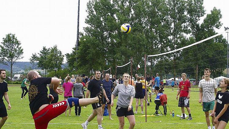 Akrobatische Einlagen gab es beim Volleyball-Freiluft-Turnier des Öfteren zu sehen.  Fotos: Winfried Ehling