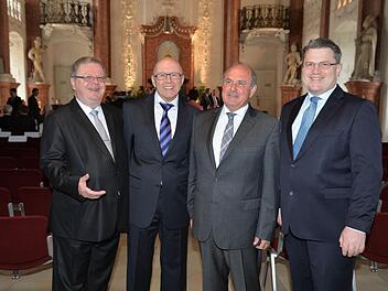 Justizminister Winfried Bausback (rechts) und Clemens Lückemann, Präsident des Oberlandesgerichts Bamberg (links) flankieren den neuen Landgerichtspräsidenten Friedrich Krauß (mit Brille) und seinen Vorgänger Manfred Werth. Foto: Ronald Rinklef