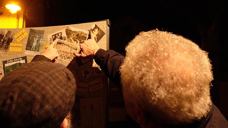 Anregungen zum Gespräch gaben die Fotos den Anwesenden beim genauen Hinsehen. Foto: Gerd Schaar