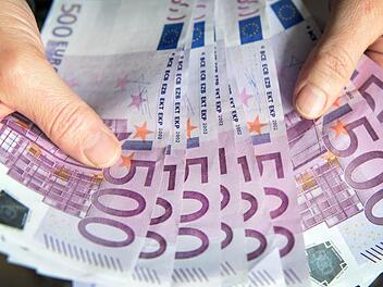 Dass der 500-Euro-Schein in absehbarer Zeit nicht mehr in die Hände von Kunden ausgegeben werden darf, können sich die Banken im Landkreis derzeit nicht vorstellen. Foto: Patrick Seeger,/dpa
