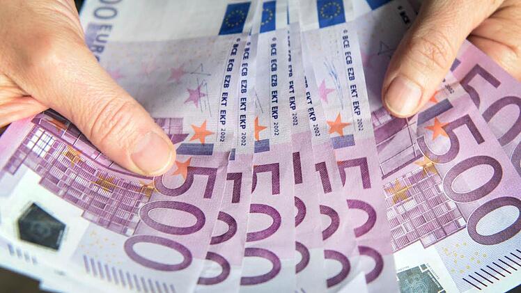 Dass der 500-Euro-Schein in absehbarer Zeit nicht mehr in die Hände von Kunden ausgegeben werden darf, können sich die Banken im Landkreis derzeit nicht vorstellen. Foto: Patrick Seeger,/dpa