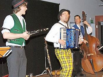 Andreas "Res" Richter, David Saam und Christoph Lambertz (von links) präsentierten ein feucht-fröhliches Programm mit viel Musik. Foto: Jürgen Scheibe