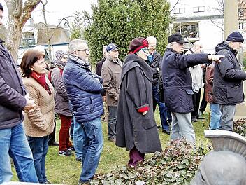 Gerhard Wulz (dritter von rechts) mit Tagungsteilnehmern auf dem Kapellenfriedhof am Grab des am 10. Juli 1866 gefallenen, fürstlich lippeschen Majors und Bataillons-Kommandeurs August Rodewald.  Foto: Sigismund von Dobschütz