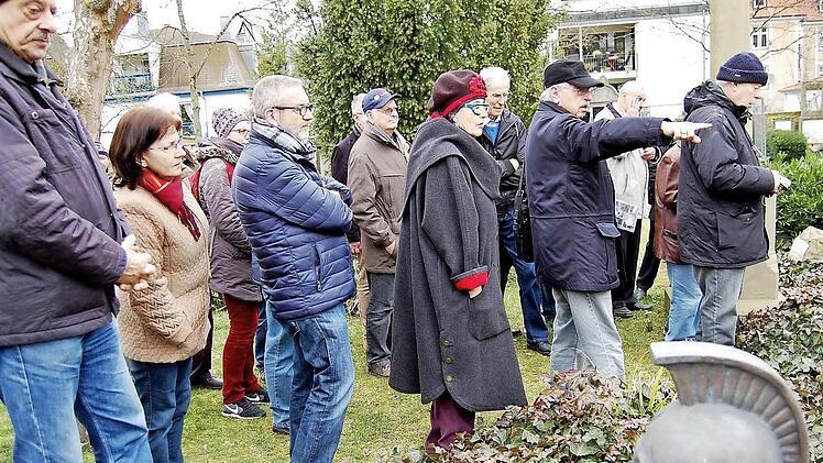 Gerhard Wulz (dritter von rechts) mit Tagungsteilnehmern auf dem Kapellenfriedhof am Grab des am 10. Juli 1866 gefallenen, fürstlich lippeschen Majors und Bataillons-Kommandeurs August Rodewald.  Foto: Sigismund von Dobschütz