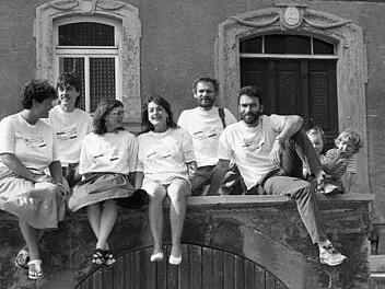 Das akzente-Team von 1986 brachte zum Stadtfest zwei Neuerungen, die bis heute aktuell sind: Die Musikbühne auf dem Anger und den Original Mürschter Trödelmarkt. Fotos: Archiv/Heike Beudert