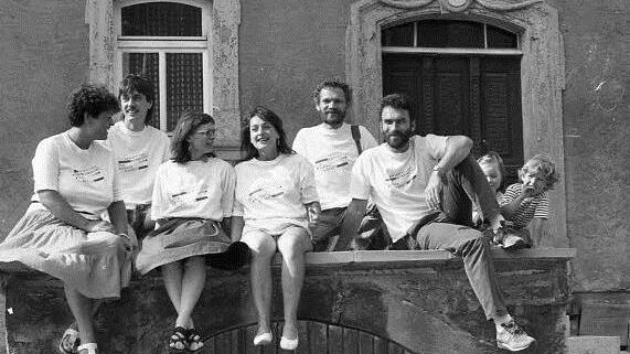 Das akzente-Team von 1986 brachte zum Stadtfest zwei Neuerungen, die bis heute aktuell sind: Die Musikbühne auf dem Anger und den Original Mürschter Trödelmarkt. Fotos: Archiv/Heike Beudert