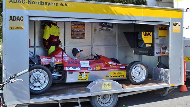Im Formel-3-Wagen konnten Kinder am Rennsimulator ihr Fahrgeschick testen.  Foto: Nicolas Thoma