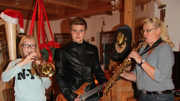 Die Scheffolds üben derzeit täglich für ihren großen Auftritt an Heiligabend. Aktuell feilen Saskia (13), Julian (15) und Silke (47) Scheffold noch an der Auswahl der Instrumente. Denn jeder spielt mehrere Instrumente - und Papa Bernd (50) wird Weihnachten Klavierspielen. Nach einem Dienstunfall allerdings hat er Probleme mit der Fingerfertigkeit, sagt er Foto: Sonny Adam
