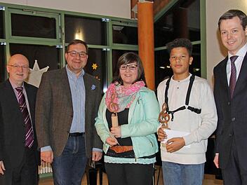 Bürgermeister Wolfgang Rast, Norbert Reindl, Johanna Britting, Enrico da Cruz sowie MdB Thomas Silberhorn (v. l.)  Foto: Petra Malbrich