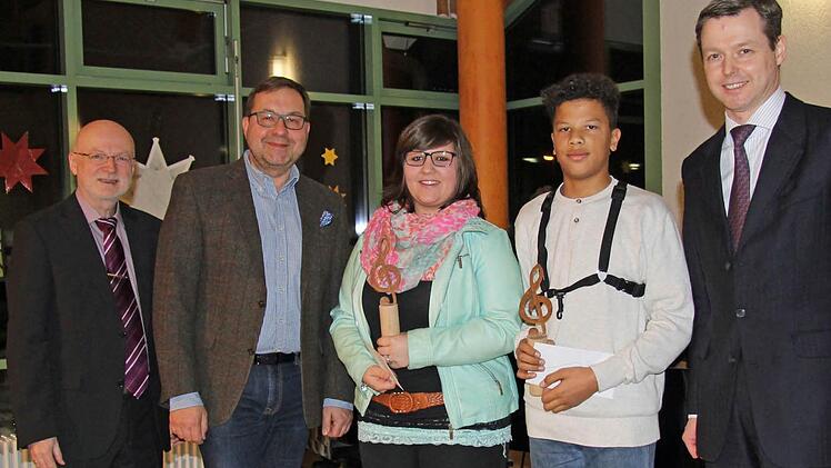 Bürgermeister Wolfgang Rast, Norbert Reindl, Johanna Britting, Enrico da Cruz sowie MdB Thomas Silberhorn (v. l.)  Foto: Petra Malbrich