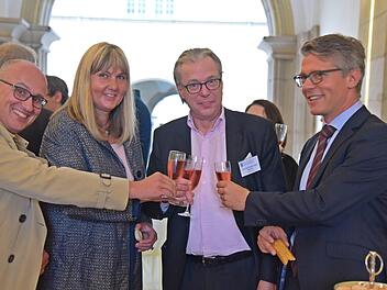 Der Donnerstag der Jahrestagung der Prinz-Albert-Gesellschaft endete mit einem Sektempfang im Schlosshof (von links): Prof. Dr. Ralf Behrwald, Dr. Birgit Weber, Prof. Dr. Frank-Lothar Kroll und Prof. Dr. Caspar Hirschi . Foto: Gabi Arnold