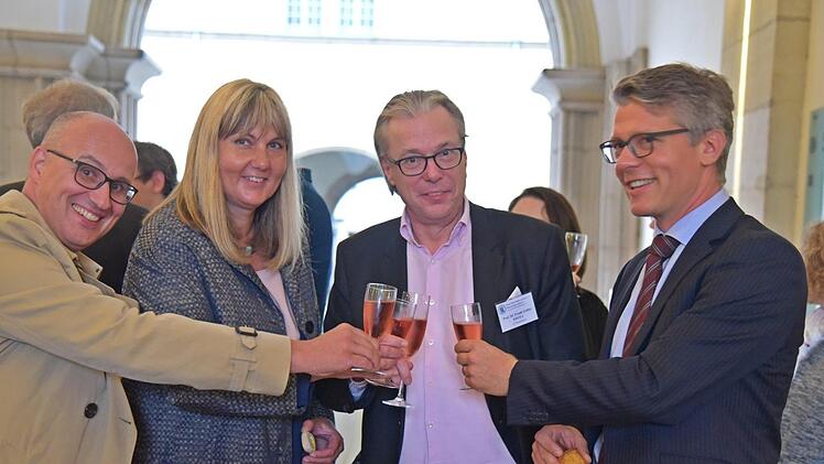 Der Donnerstag der Jahrestagung der Prinz-Albert-Gesellschaft endete mit einem Sektempfang im Schlosshof (von links): Prof. Dr. Ralf Behrwald, Dr. Birgit Weber, Prof. Dr. Frank-Lothar Kroll und Prof. Dr. Caspar Hirschi . Foto: Gabi Arnold