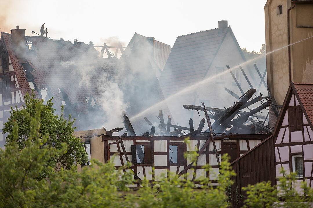 Historische Fachwerkhäuser in Spalt brennen aus - mehrere Verletzte