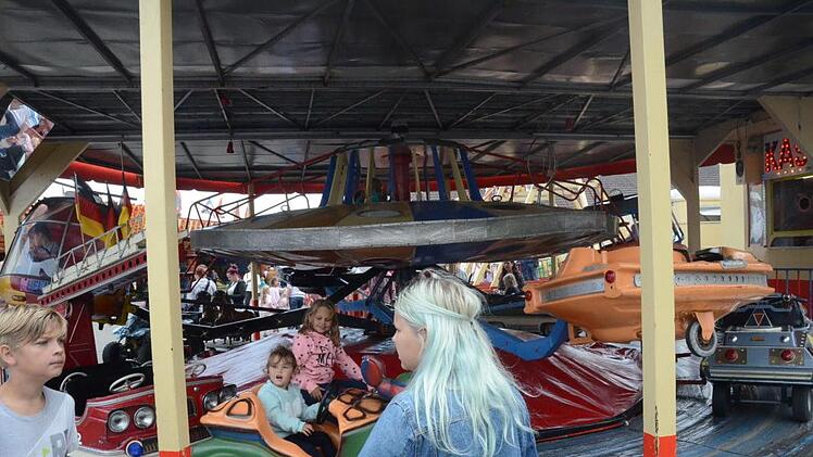 Die Kleinen hatten Spaß auf dem Karussell.K.-H. Hofmann