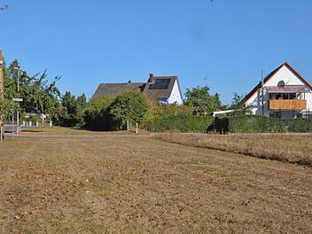 Auf der Fläche von 1800 Quadratmetern an der Ecke Sebalder Straße/Veilchenweg soll die neue Kita gebaut werden. Im Hintergrund die Fläche, auf der zusätzliche Parkplätze geschaffen werden sollen für die Beschäftigten sowie für die Eltern. Foto: Karl Heinz Wirth